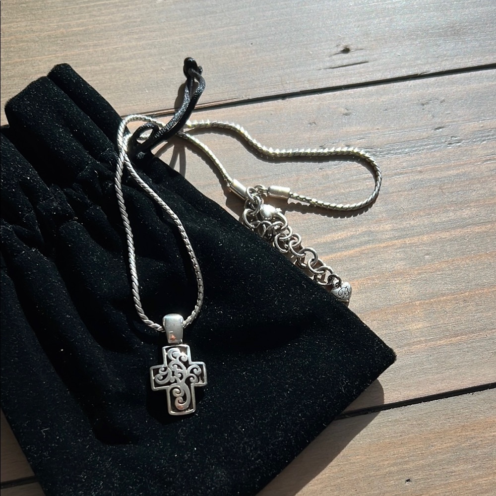 Elegant Silver Necklace with Cross Pendant and Thin Chain - Picture 2 of 4